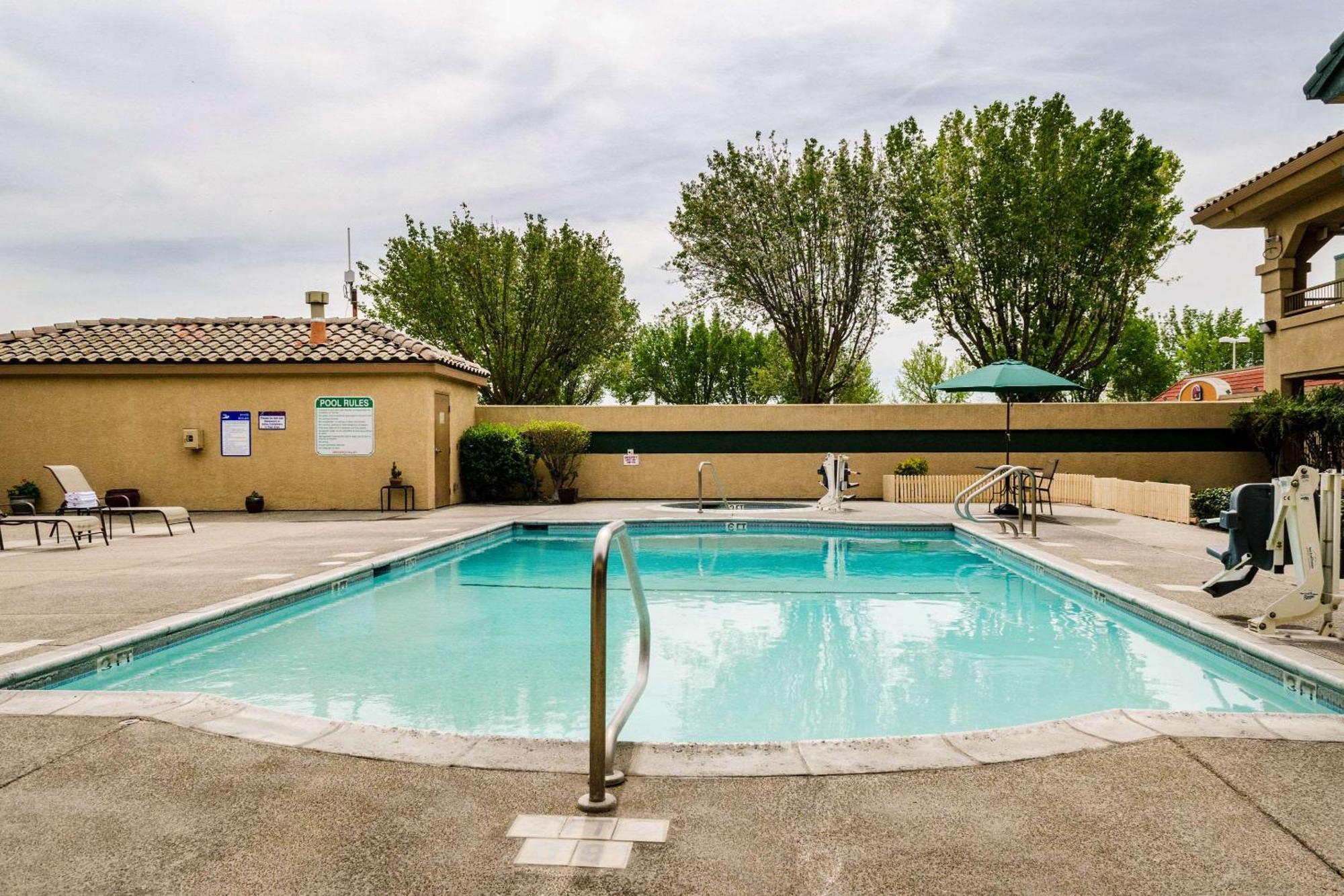 Quality Inn & Suites Lathrop Exterior foto